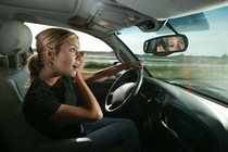 https://images.2carpros.com/forum/automotive_pictures/173611_girl_apply_mascara_1.jpg