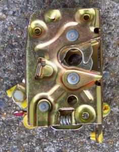 https://images.2carpros.com/forum/automotive_pictures/249564_latch_closed_1.jpg
