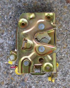 https://images.2carpros.com/forum/automotive_pictures/249564_latch_open_1.jpg