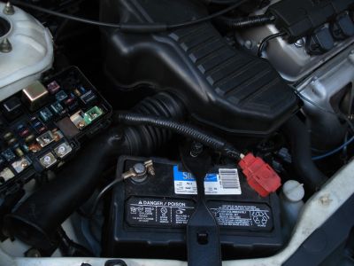 https://images.2carpros.com/forum/automotive_pictures/312054_FuseBoxBattEngine_1.jpg