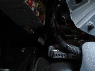 https://images.2carpros.com/forum/automotive_pictures/312054_FuseBoxBolt_1.jpg