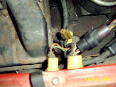 https://images.2carpros.com/forum/automotive_pictures/385694_1985_Toyota_4Runner_underhood_showing_2_conductor_connector_1.jpg