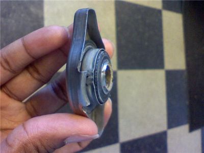 https://images.2carpros.com/forum/automotive_pictures/408802_radiator_cap_1.jpg