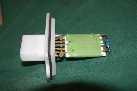 https://images.2carpros.com/forum/automotive_pictures/562451_blower_resistor_2.jpg